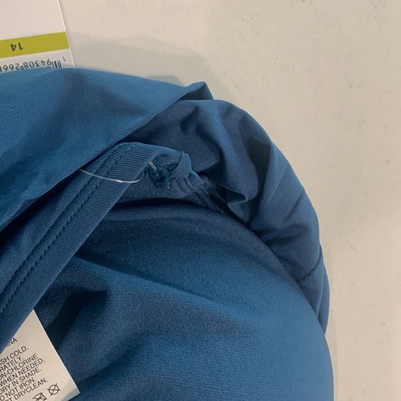 Woman’s bathing suit - Picture 7 of 7